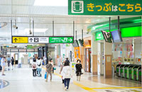 高崎駅西口を左側に出てください。階段、エレベーターで1Fへ。
