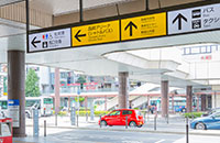 1F、西口駅前ロータリーを左側、南へ道なりにお進みください。