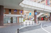 左側に、いさはい歯科医院が見えてきます。直進してください。