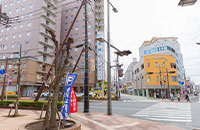 一つ目の信号を左折してください。