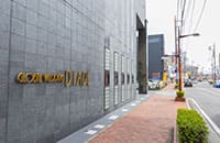 約50ｍ先左側、東横インホテル向かい側になります。