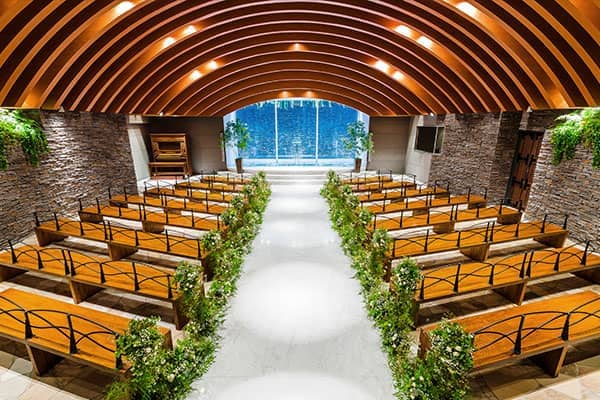 バージンロードを歩く、一歩一歩を暖かく照らすスポットライト