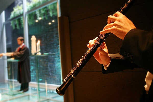 幻想的な空間で、滝や楽器の音色が美しく響き渡る